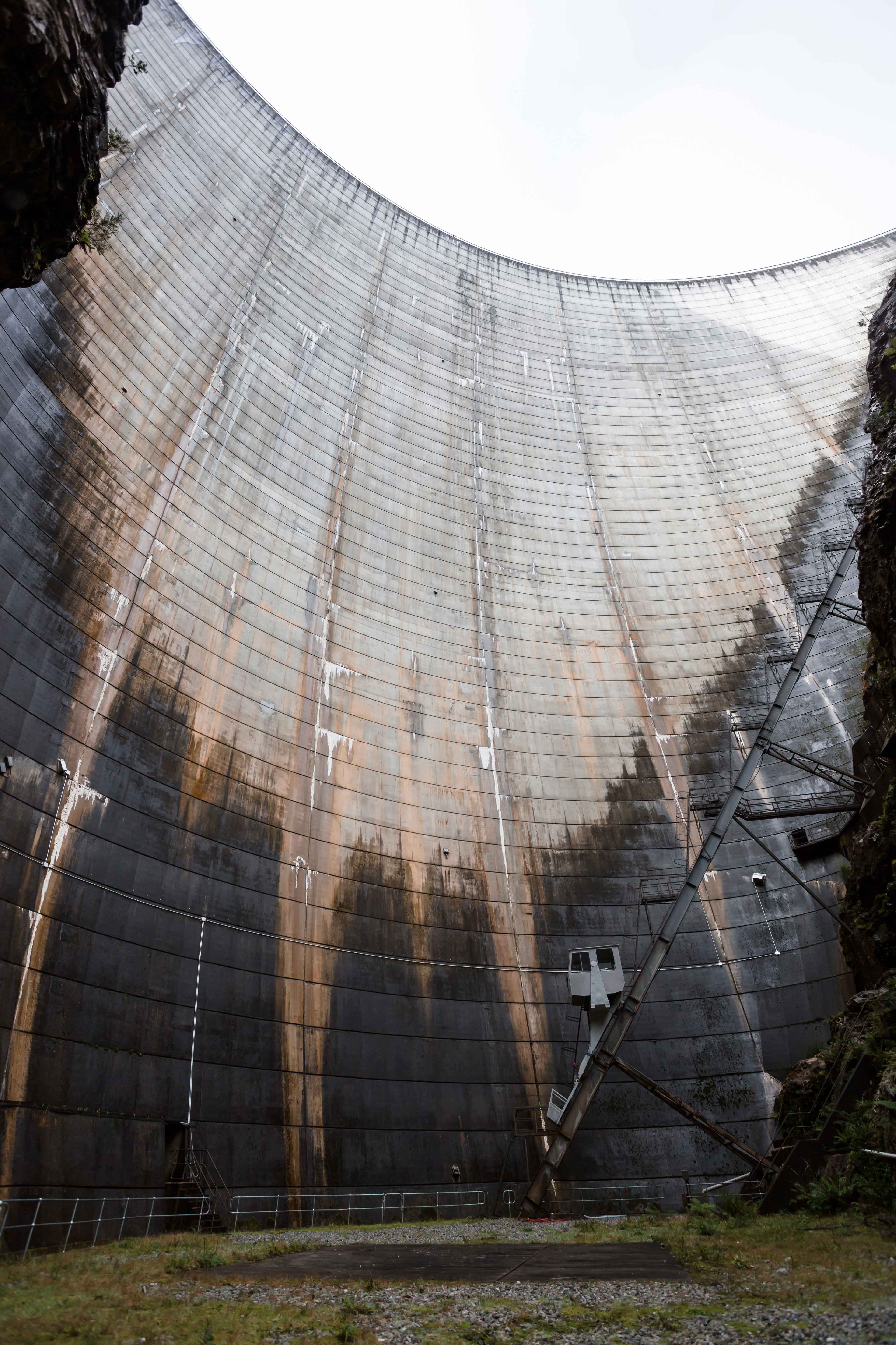 Gordon-Power-Station_At-the-foot-of-Gordon-Dam